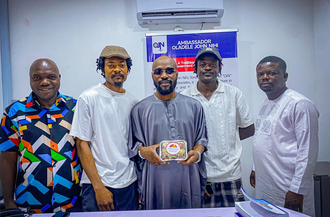 John Nihi Commends Youth Entrepreneurs Selling ‘Akala Anana’